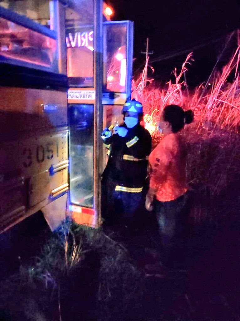 Bomberos De Panamá (@bcbrp) on Twitter photo Imágenes de la emergencia que atendemos en El Roble, Aguadulce.
Paramedicos del #BCBRP con apoyo de <a href="/Sinaproc_Panama/">SINAPROC PANAMA</a> atienden a heridos. Imágenes de la emergencia que atendemos en El Roble, Aguadulce.
Paramedicos del #BCBRP con apoyo de <a href="/Sinaproc_Panama/">SINAPROC PANAMA</a> atienden a heridos.