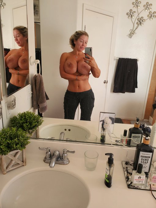 Just a pic of appreciation for all of my fans. Thank you, for supporting me, especially during difficult