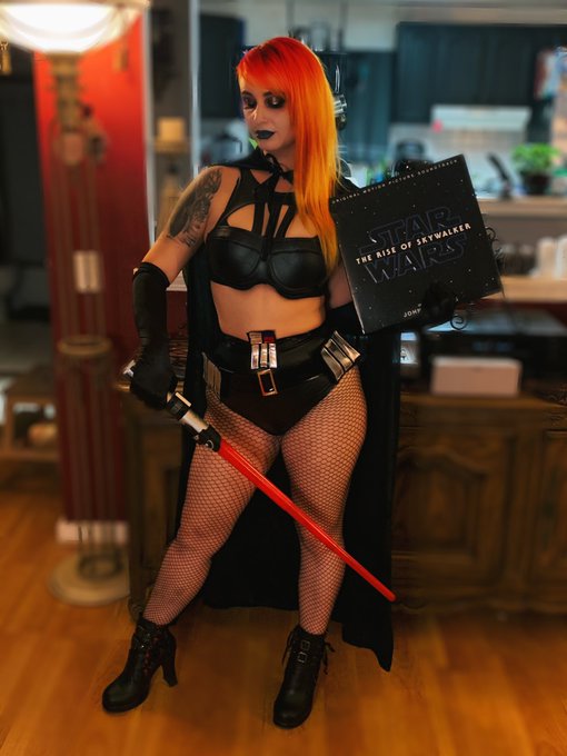 Do you like my back side more than the dark side? 😜 #starwars https://t.co/mfYBvEnGmN<a href="/tag/starwars"class="tags"><span>#starwars</span></a>