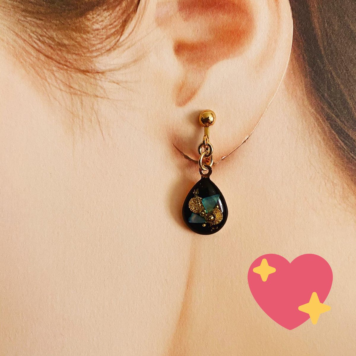 KiranicoK's tweet photo. 大人な感じの揺れるタイプのイヤリング作りました。
レジンで作成。黒ベースにシェルとゴールドパーツを埋め込んでます。

#イヤリング
#黒
#ペンダントトップ
#ハンドメイド https://t.co/vB0ASSJklB