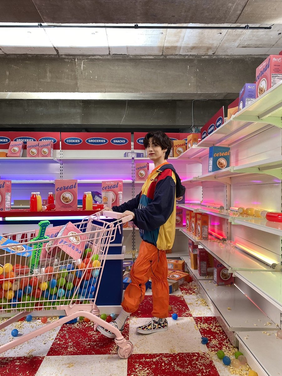official_ONEUS's tweet photo. [#시온]

{뮤비 비하인드💥} 

시리얼 사러 왔는데 왜 이렇게 마트가 엉망이죠?! 다 뿌셔버렸나 봐!! ㅎㅎ 개인적으로 분위기가 좋아서 좋았던 씬ㅎㅎ 뿌셔 사진 생각보다 많군ㅎㅎ 다 공개하겠서!!! 오늘도 너무 많이 사랑해 우리 달님들🌎❤️🌙 https://t.co/X4SxE14jLj