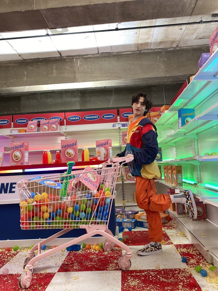 official_ONEUS's tweet photo. [#시온]

{뮤비 비하인드💥} 

시리얼 사러 왔는데 왜 이렇게 마트가 엉망이죠?! 다 뿌셔버렸나 봐!! ㅎㅎ 개인적으로 분위기가 좋아서 좋았던 씬ㅎㅎ 뿌셔 사진 생각보다 많군ㅎㅎ 다 공개하겠서!!! 오늘도 너무 많이 사랑해 우리 달님들🌎❤️🌙 https://t.co/X4SxE14jLj
