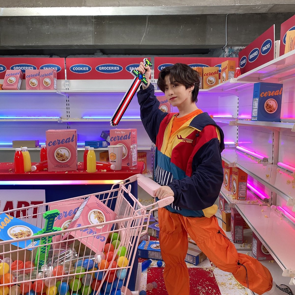 official_ONEUS's tweet photo. [#시온]

{뮤비 비하인드💥} 

시리얼 사러 왔는데 왜 이렇게 마트가 엉망이죠?! 다 뿌셔버렸나 봐!! ㅎㅎ 개인적으로 분위기가 좋아서 좋았던 씬ㅎㅎ 뿌셔 사진 생각보다 많군ㅎㅎ 다 공개하겠서!!! 오늘도 너무 많이 사랑해 우리 달님들🌎❤️🌙 https://t.co/X4SxE14jLj