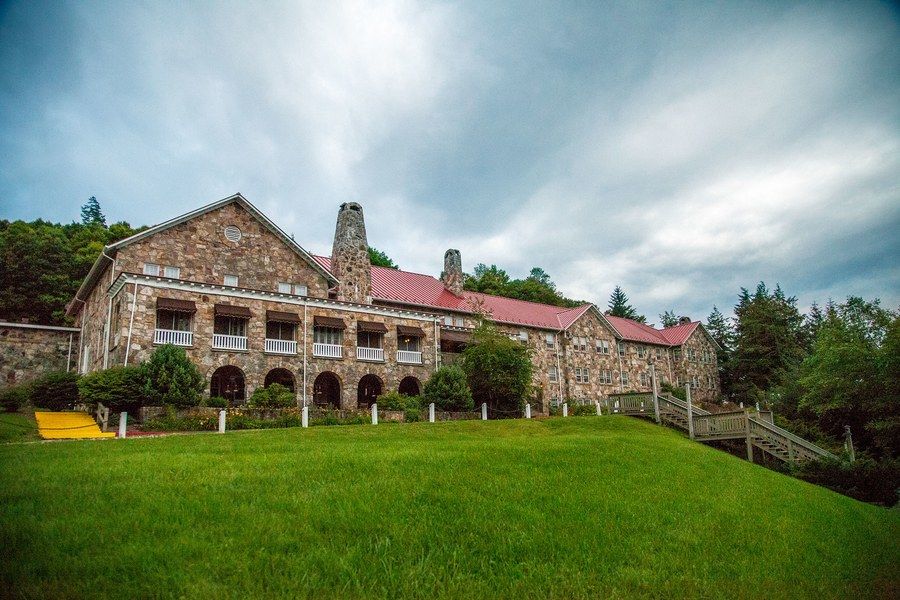 elina_emm_'s tweet image. #Kellerman's mountain house on the movie and the real name of this resort is Mountain Lake Lodge and the most of us if you know this resort surely you have seen #dirtydancing.It's an old romantic movie.Also was recently renovated and named Hotel of the Year by Travel Association.