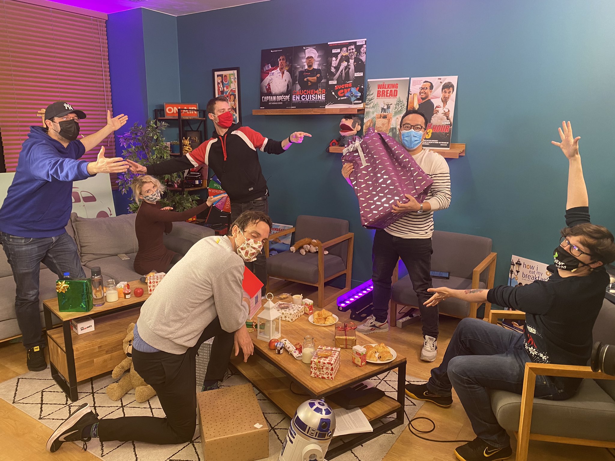 Lestream Salut Tout Le Monde C Est L Anniversaire De Maximechao Et De Kyria Tv Qu On Fete Lundi Aujourd Hui C Est Maxime Qui Anime Lematin Et C Est Norman Qui Presente Les News Lestream Salut Tout Le Monde C Est L Anniversaire De Maximechao Et De Kyria Tv Qu On Fete Lundi Aujourd Hui C Est Maxime Qui Anime Lematin Et C Est Norman Qui Presente Les News