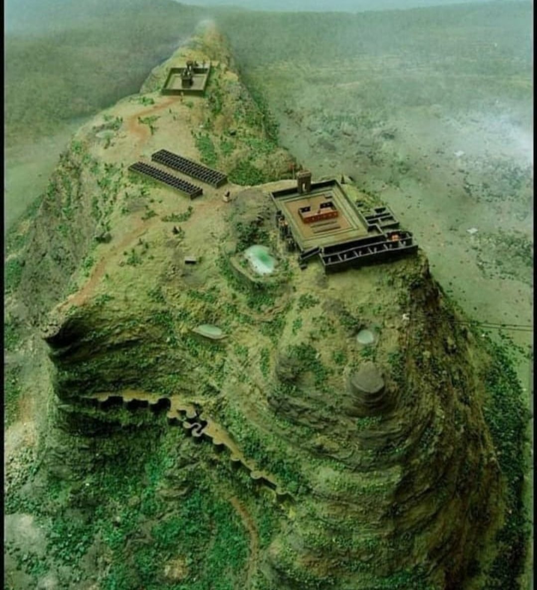 रायगड हा महाराष्ट्रातील असा एक किल्ला आहे ज्यातील वास्तूंविषयी आज बरेच(खूप बरेच) गैरसमज आहेत. या उत्तरात वास्तूंविषयी माहिती देताना मी ते गैरसमज दूर करण्याचा प्रयत्न करीन.सुरवात करण्याआधी आपण हे लक्षात घेतलं पाहिजे की,संभाजी महाराजांच्या मृत्यूनंतर म्हणजेच १६८९ साली हा-