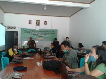 InfoSPKS's tweet photo. Pelatihan mengunakan GIS bagi dinas perkebunan dan pengurus beberapa koperasi di sanggau dalam upaya kami mempercepat pembutan peta kebun petani sawit swadaya untuk pendaftaran STDB petani. @GCFTaskForce @DelonMH @SyahrinaClimate @dartowojtyla  #infospks #gispetani https://t.co/f63SmSvqbD