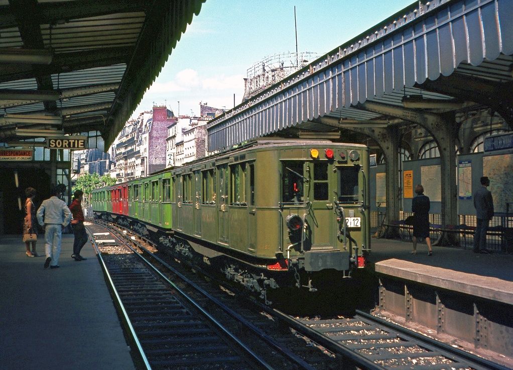 Standing on the platform, you could distinguish the first-class from the second-class carriages by their colour (which matched the colour of your ticket). 3/7