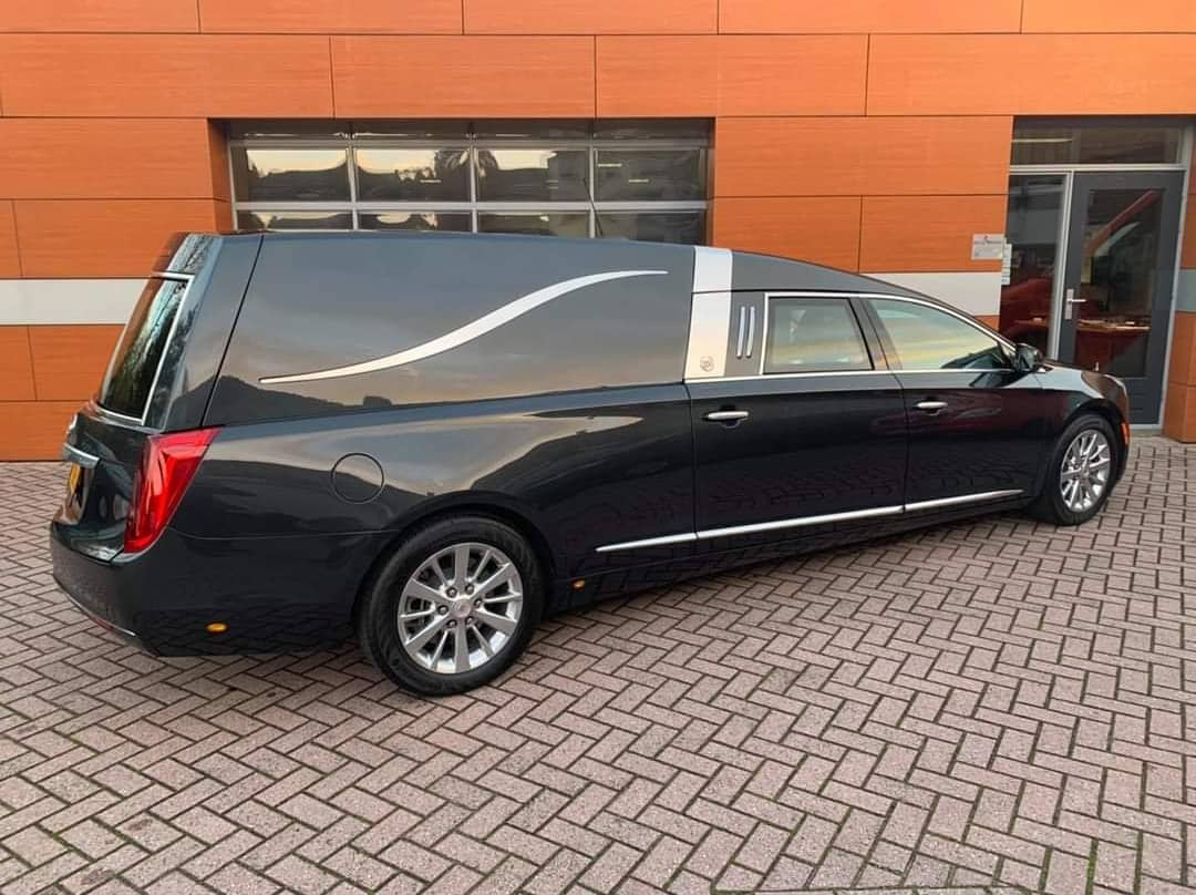 dunweg's tweet photo. Een mooi moment: Alexander van der Pijl kon onze nieuwe aanwinst in ontvangst nemen, de #Cadillac XTS Bennett.
Dank aan Marc van Ravensteijn #BudgetHearses 〰️
#rouwauto #uitvaartvervoer #uitvaartcentrum #dunweg https://t.co/FGeG1QDiAm