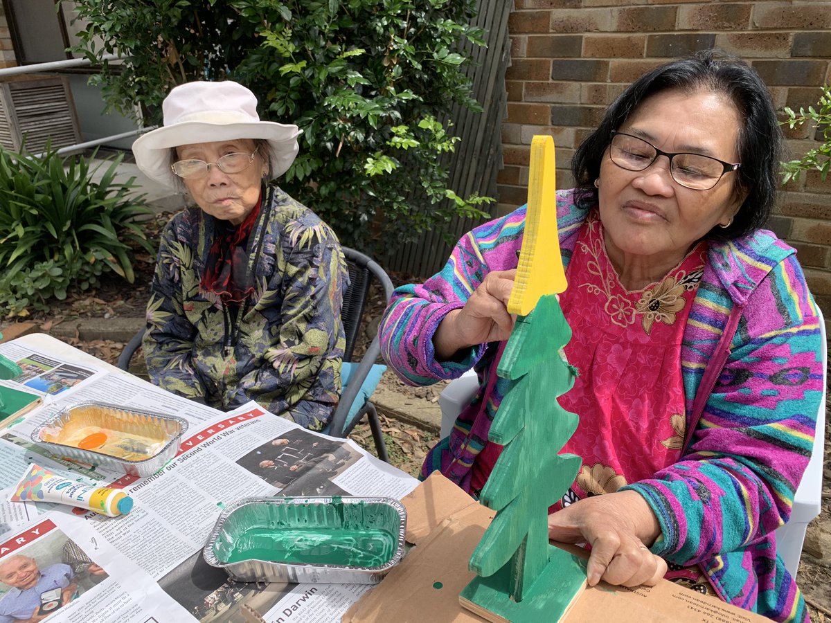DarrenMartin01's tweet photo. Community Greening @RBGSydney and @SGCH_Ltd spent the day with northern region residents decorating Christmas trees prepared by #Tallowood Men’s Shed.
Lots of smiles and creative energy. 🎅🎄 https://t.co/FsqG1d0bxq
