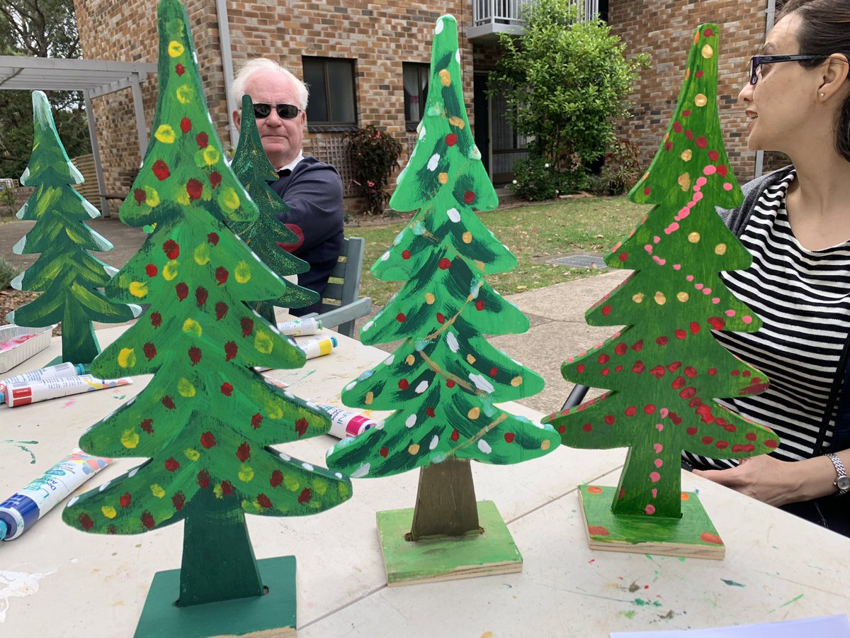 DarrenMartin01's tweet photo. Community Greening @RBGSydney and @SGCH_Ltd spent the day with northern region residents decorating Christmas trees prepared by #Tallowood Men’s Shed.
Lots of smiles and creative energy. 🎅🎄 https://t.co/FsqG1d0bxq