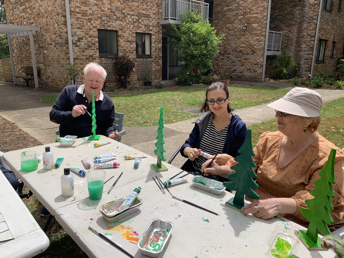 DarrenMartin01's tweet photo. Community Greening @RBGSydney and @SGCH_Ltd spent the day with northern region residents decorating Christmas trees prepared by #Tallowood Men’s Shed.
Lots of smiles and creative energy. 🎅🎄 https://t.co/FsqG1d0bxq