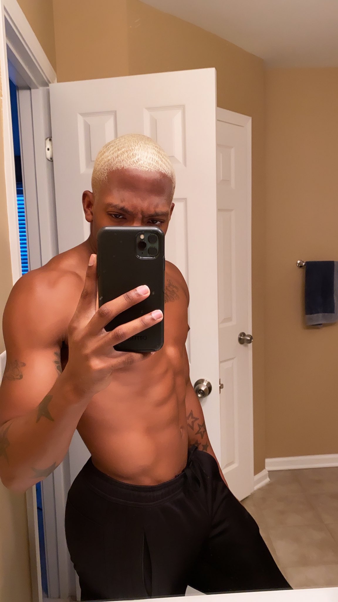 2 pic. Getting thick out the Wazoo https://t.co/w9BlMdXYS4