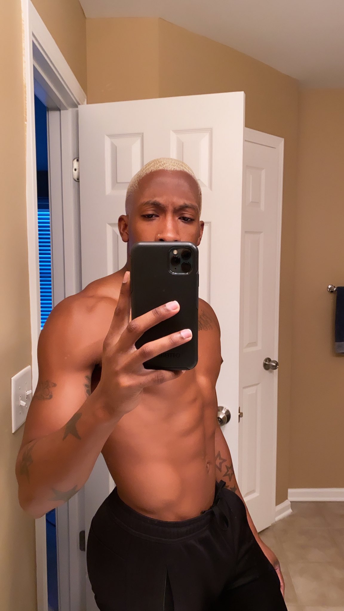 1 pic. Getting thick out the Wazoo https://t.co/w9BlMdXYS4