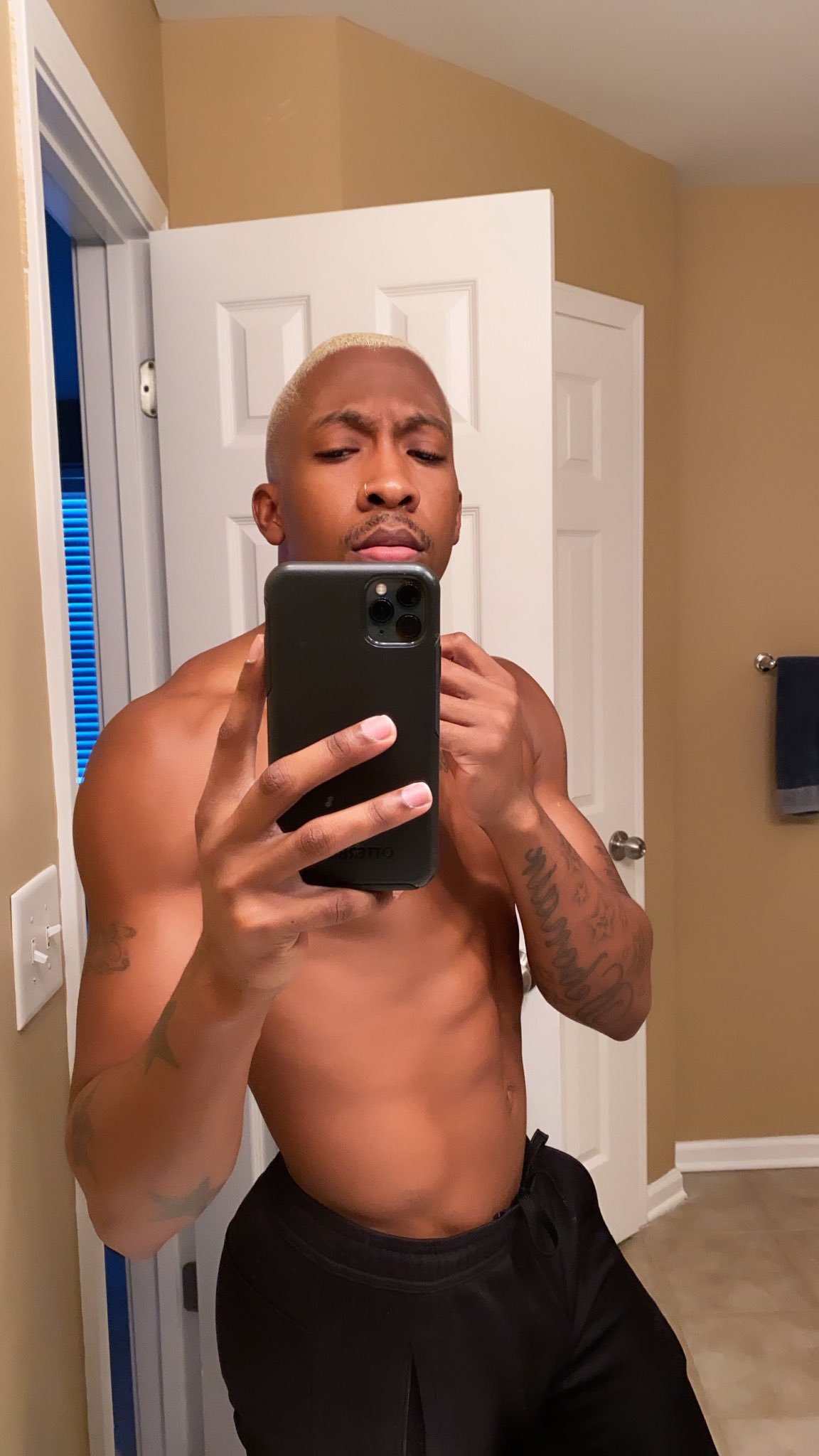 3 pic. Getting thick out the Wazoo https://t.co/w9BlMdXYS4