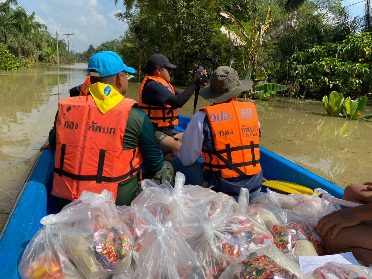 why_thahan's tweet photo. ศบภ.มทบ.45 ยังคงให้การช่วยเหลือประชาชนที่ประสบอุทกภัยที่ อ.พุนพิน จ.สุราษฎร์ธานี เข้าเเจกจ่าย ถุงยังชีพ น้ำดื่ม และเคลื่อนย้ายสิ่งของ เพื่อบรรเทาความเดือดร้อนให้ประชาชน

#ทหารมีไว้ทําไม #ทหารของแผ่นดิน #น้ำท่วมภาคใต้ https://t.co/h1Tutjdaus
