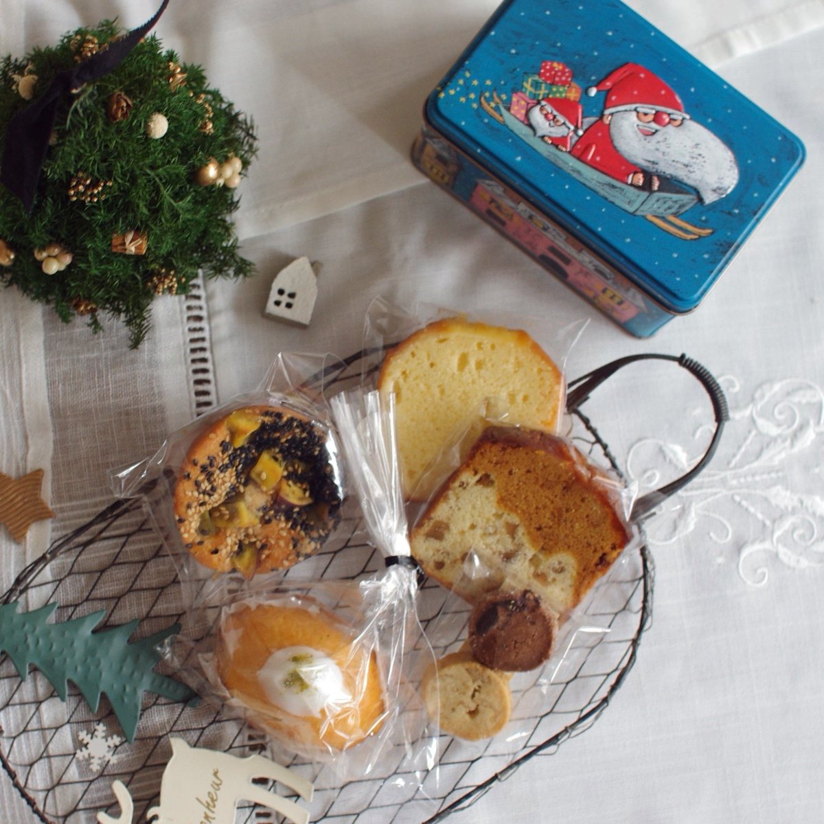 菓子工房 Osanji Time 静岡手創り市冬 サンタからの贈り物缶 まるで1冊の絵本のような缶に お菓子を詰めて 絵本作家 谷口智則先生のイラスト缶に発酵バターの焼き菓子を詰め合わせました 人気no 1のレモンケーキにサブレ その他 菓子工房 Osanji Time 静岡手創り市冬 サンタからの贈り物缶 まるで1冊の絵本のような缶に お菓子を詰めて 絵本作家 谷口智則先生のイラスト缶に発酵バターの焼き菓子を詰め合わせました 人気no 1のレモンケーキにサブレ その他