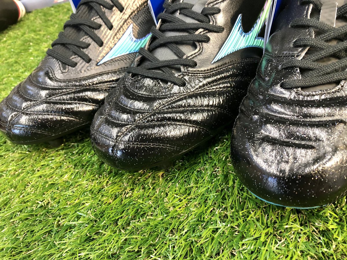 KKishispo's tweet photo. 控えめに言って、至極。
本日発売です💫
https://t.co/K8H8HDdm3C
#MIZUNO
#MIZUNOFOOTBALL
#CYBERPACK
#アッパーには細かいラメ加工
#実はモレリアの字がピンク
#美しい
#もう欲しい
#全部欲しい
#kemari87 https://t.co/hImQvpg522