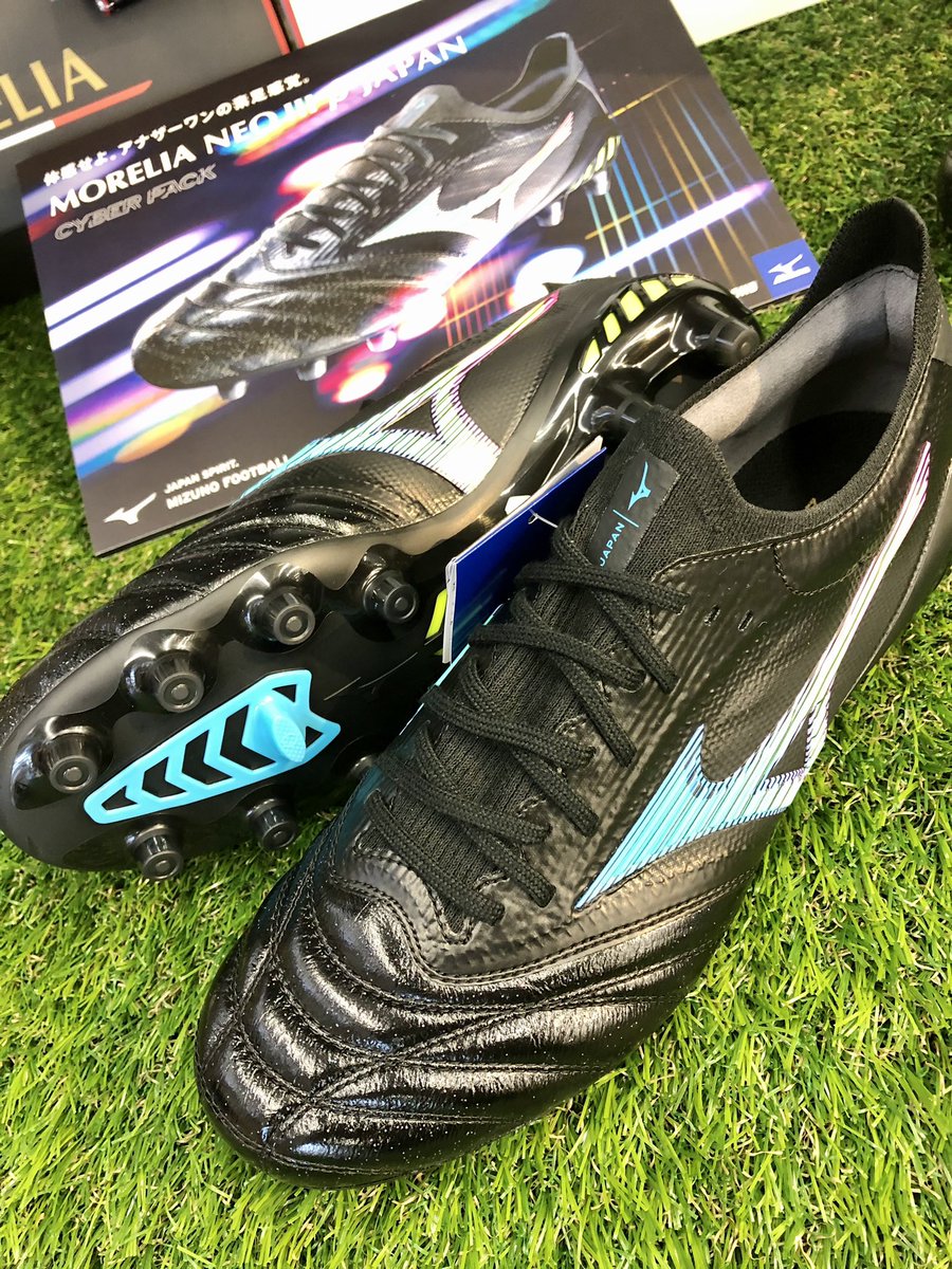 KKishispo's tweet photo. 控えめに言って、至極。
本日発売です💫
https://t.co/K8H8HDdm3C
#MIZUNO
#MIZUNOFOOTBALL
#CYBERPACK
#アッパーには細かいラメ加工
#実はモレリアの字がピンク
#美しい
#もう欲しい
#全部欲しい
#kemari87 https://t.co/hImQvpg522