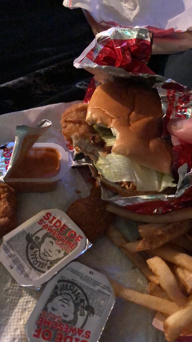 Trau_'s tweet photo. @Wendys ordered and got charged for the pretzel pub sandwich and got the regular chick instead :// #sadboihours https://t.co/WNXAHtwJNT
