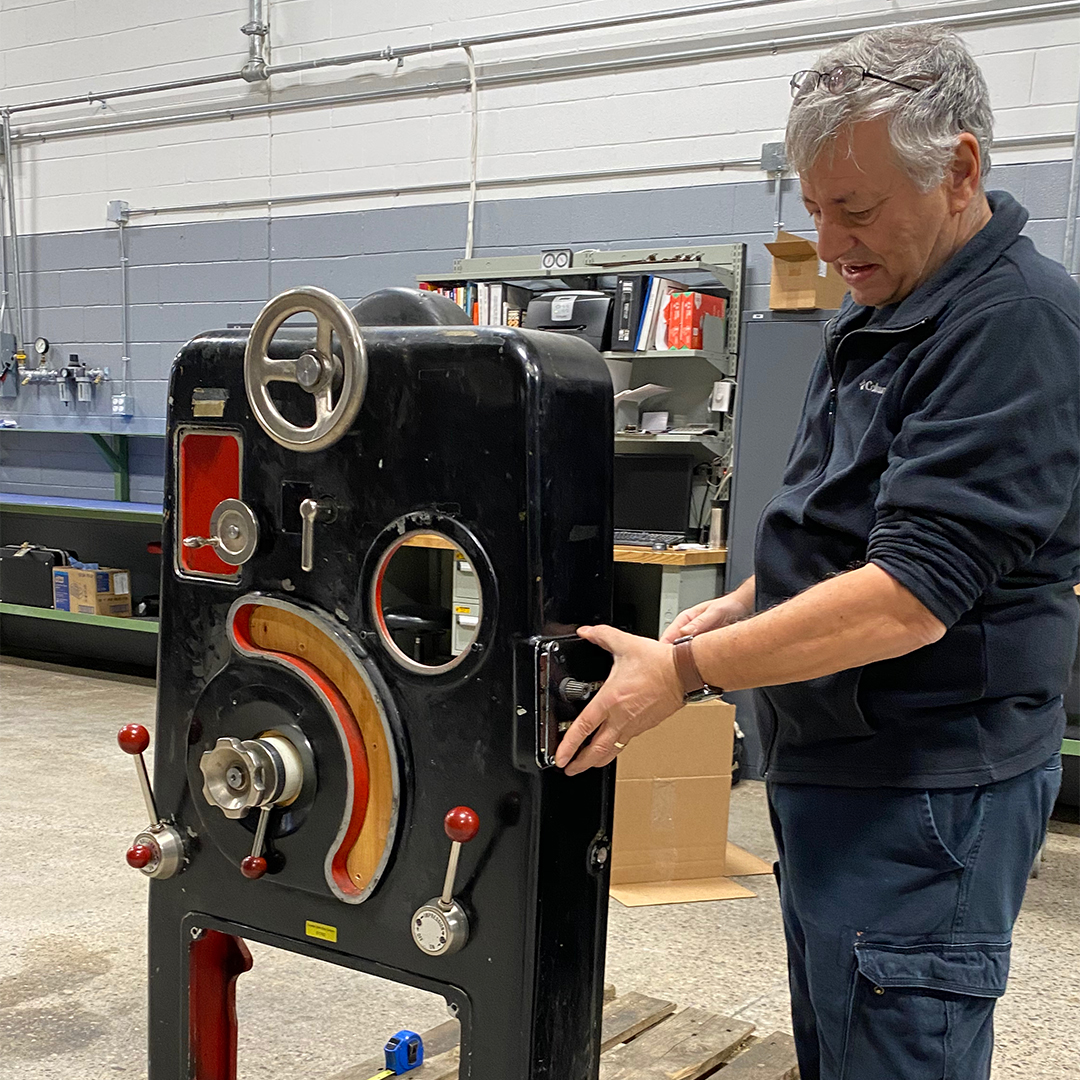 HowardIronWorks's tweet photo. What are they up to with this old #Heidelberg #Rotaspeed guard? Stay tuned. #printinghistory #printingmuseum #museumrestoration #yearendproject https://t.co/m402GiyFnE