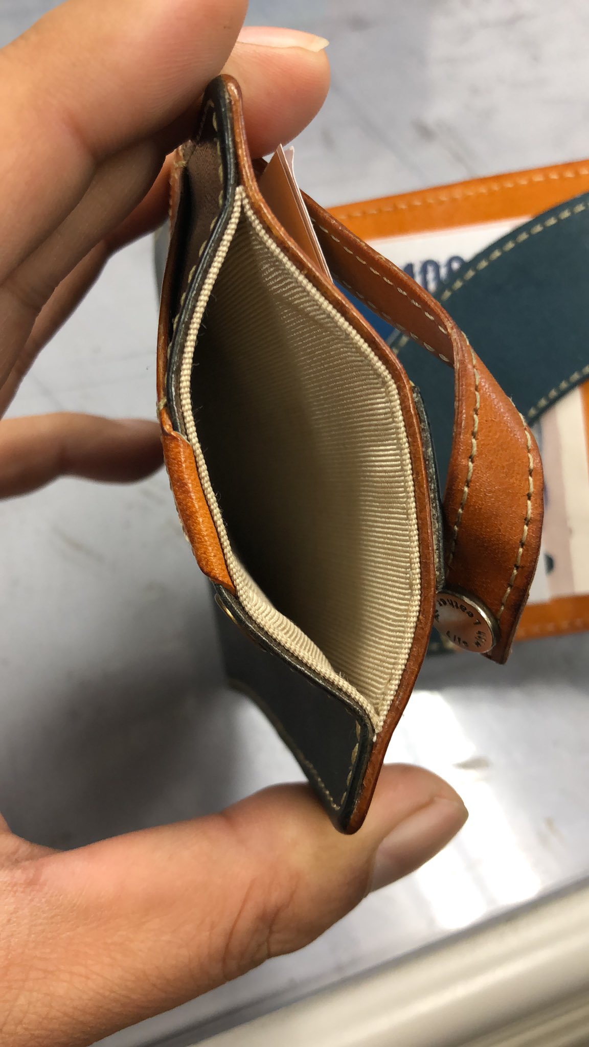 革のある暮らし Lwl Jp 面白い財布とは こんなことをひたすら考えました で キャッシュレス化を背景に 必要最低限 にこだわって 財布の概念を捨てて お札 カード 小銭 が入る入れ物を０ ゼロ からデザインし始めたのがkotowari Zeroに