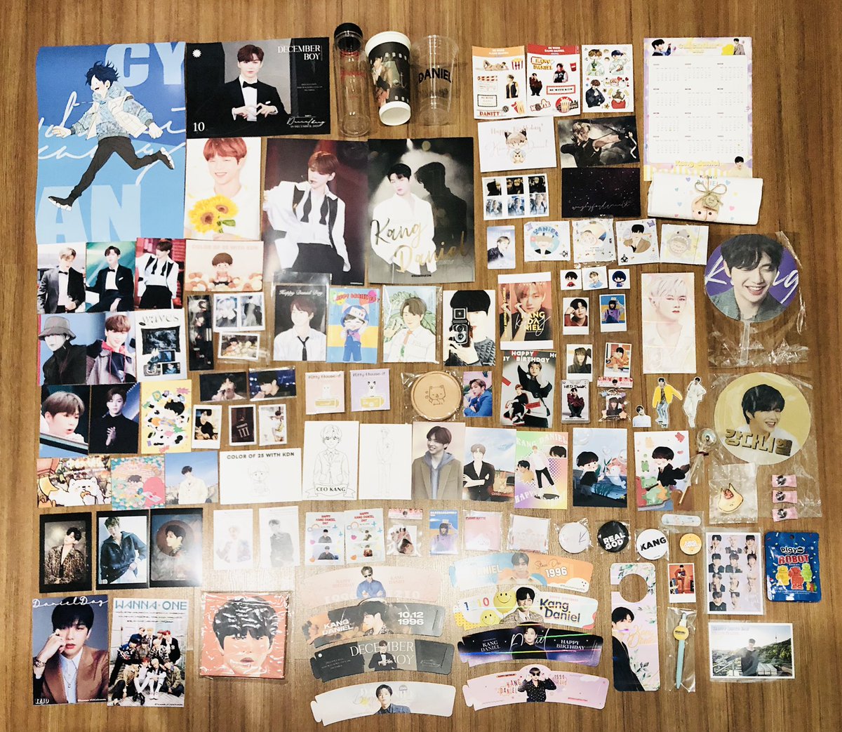 Destiniel_1210's tweet photo. ปิดวันด้วยของจากดานิตี้ที่น่ารัก และใจดีสุดๆ ทั้งมาแจก มาแลก กันเยอะมาก ขนาดนี่ไม่ได้นั่งที่ไหนนานๆ นะ ขอบคุณมากจริงๆค่ะ อยู่กับคุณแดนด้วยกันแบบนี้ไปนานๆเลยนะคะ~แฮปปี้ ☺️💛 

#KDNisOurDestiny #KDNisMyBestpart #Colorof25thwithKDN 
#BewithKDN #WishesforDanielK1210 
#HappyDanielDay https://t.co/yiwQx6n51B