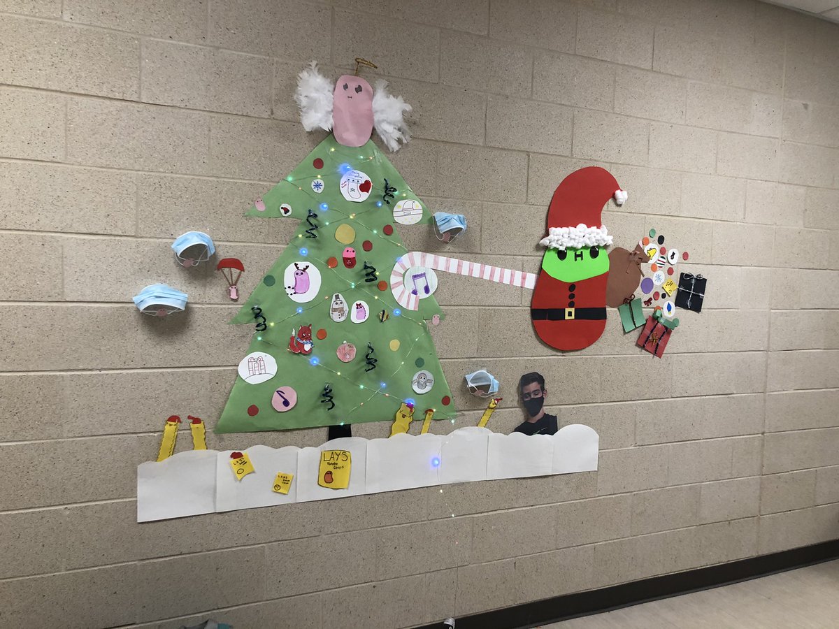 WLMSWolfBand's tweet photo. When you give the band kids 100% creative license to decorate the tree....things get pretty wild. There is a whole story. Good luck figuring it out on your own. 🤣 #itsabandthing #tinypotato @HumbleISD_WLMS @HumbleISD @HumbleISD_Arts https://t.co/uuatRvjYnx