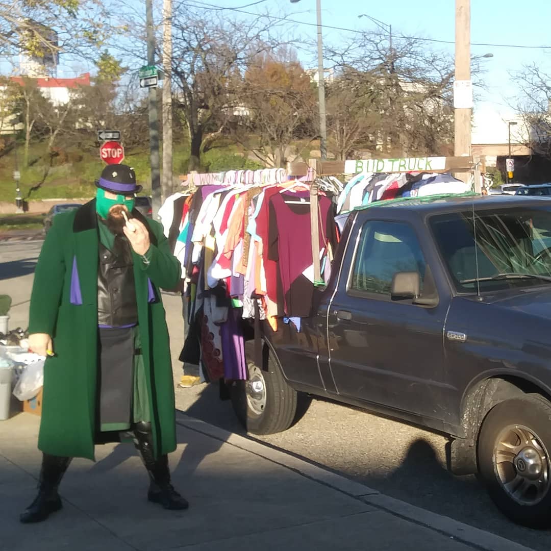 KiltIron's tweet photo. Who's that smoking masked stranger?
"Ill see you on the street!"
#ironkilt. #BudTruck. #IronKiltNation. #care. #help. #hope. #compassion. #kindness. #homelessnessisnotacrime. #homelesslivesmatter. #homelesslifematters. #RazeHomelessness. https://t.co/TrgN5coG5U