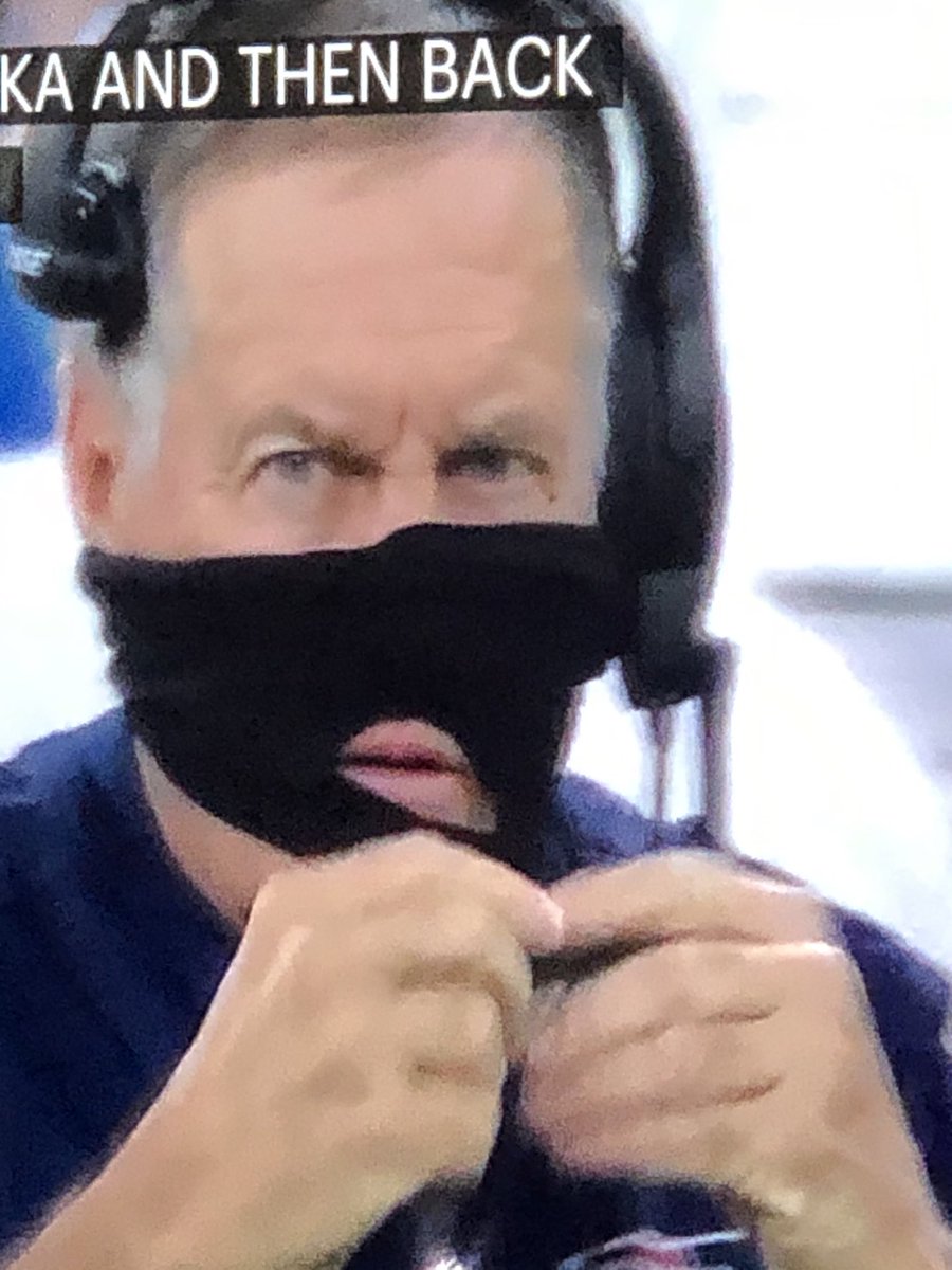 rnld941's tweet photo. The Hoodie Bill Belichick has a holie. #TNF https://t.co/lVlF1mKiIB