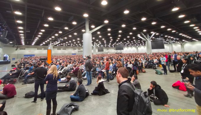 rao2z's tweet photo. #NeurIPS2020 vs. #NeurIPS2019: The view from my seat.. https://t.co/7mQrnCv7cC