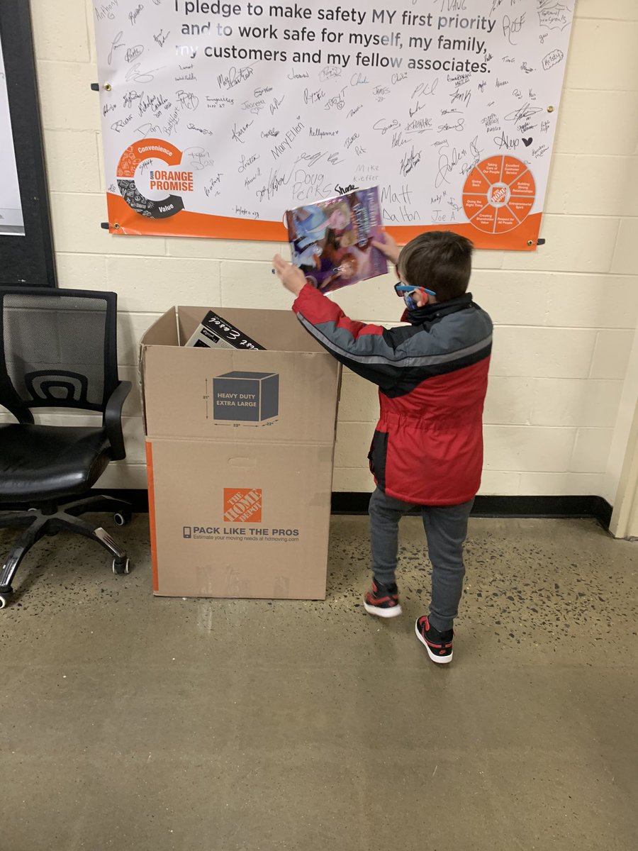 So today we did a thing and brought some presents to the toys for tots box at Mommy’s work 🥰 No matter how bad we think we might have it sometimes there’s always someone who might have it worse. Raising my boys to be kind and giving to those in need. Starting them young 😍❤️🥰