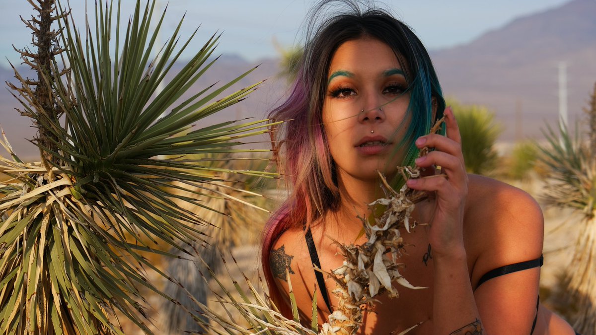 raynebow_bright's tweet photo. Dusty desert goddess. Come worship https://t.co/2dpyIHQhVn