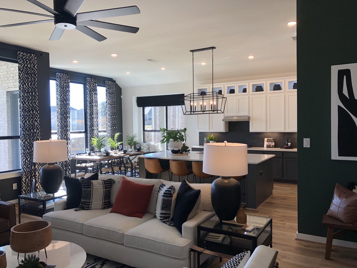 nikiacosta's tweet photo. Californians are flocking to Austin in droves. These come from a model home in Leander, well appointed in the $440k range at 2100-2300 square feet. Spacious yards, tons of trails/natural areas, and a hot destination for nearby tech employers. #austin #realestate #movetoaustin https://t.co/4B11fKMElp