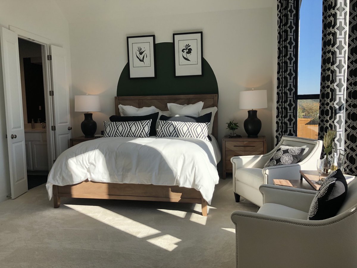 nikiacosta's tweet photo. Californians are flocking to Austin in droves. These come from a model home in Leander, well appointed in the $440k range at 2100-2300 square feet. Spacious yards, tons of trails/natural areas, and a hot destination for nearby tech employers. #austin #realestate #movetoaustin https://t.co/4B11fKMElp