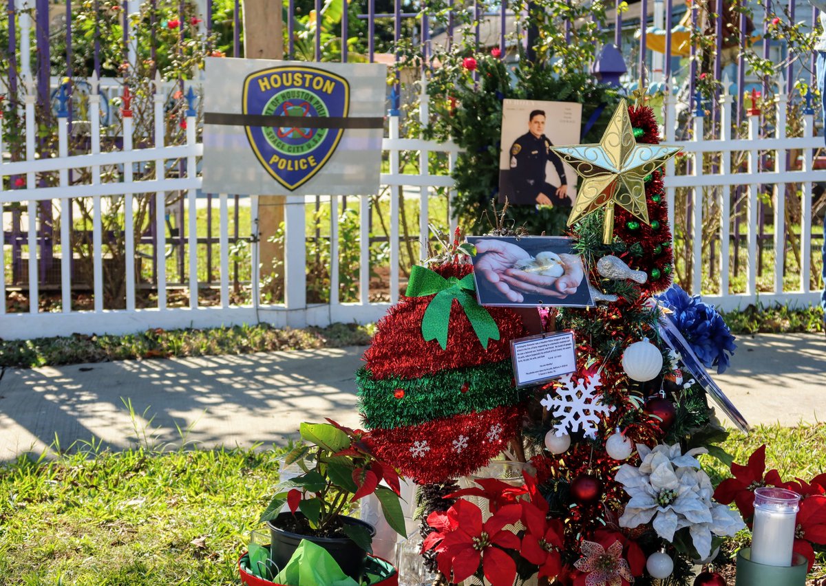 SgtRRuiz1's tweet photo. Dec 7 2019, Sgt Chris Brewster was killed in the line of duty. This past Monday we gathered with his family to remember and celebrate his life. Accompanied his family to Ave L where they placed items on a memorial. @houstonpolice @ArtAcevedo @LizLoren13 @sd_victorian @TroyFinner https://t.co/agqbcLeEEk