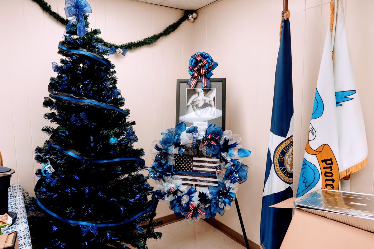 SgtRRuiz1's tweet photo. Dec 7 2019, Sgt Chris Brewster was killed in the line of duty. This past Monday we gathered with his family to remember and celebrate his life. Accompanied his family to Ave L where they placed items on a memorial. @houstonpolice @ArtAcevedo @LizLoren13 @sd_victorian @TroyFinner https://t.co/agqbcLeEEk
