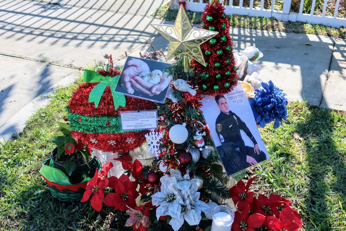SgtRRuiz1's tweet photo. Dec 7 2019, Sgt Chris Brewster was killed in the line of duty. This past Monday we gathered with his family to remember and celebrate his life. Accompanied his family to Ave L where they placed items on a memorial. @houstonpolice @ArtAcevedo @LizLoren13 @sd_victorian @TroyFinner https://t.co/agqbcLeEEk