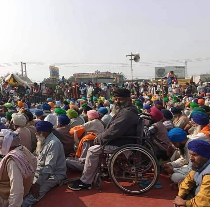 gurubanaarasi's tweet photo. हिम्मत है तो बुलंद कर आवाज़ का अलम 
चुप  बैठने से हल नहीं होने  का  मसअला

#ज़िया_जालंधरी #FarmerProtests #16th_Day https://t.co/rlku0KcbbX