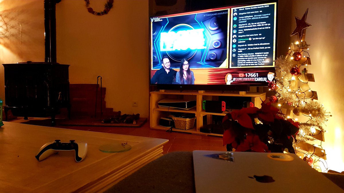 bipole3's tweet photo. En mode dépitence devant les #GameAwards2020 . Mais on rigole bien avec #GameAwardsCaroJu @JulienChieze  même a 3h30. La nuit va être courte. https://t.co/6U5soiXnoJ
