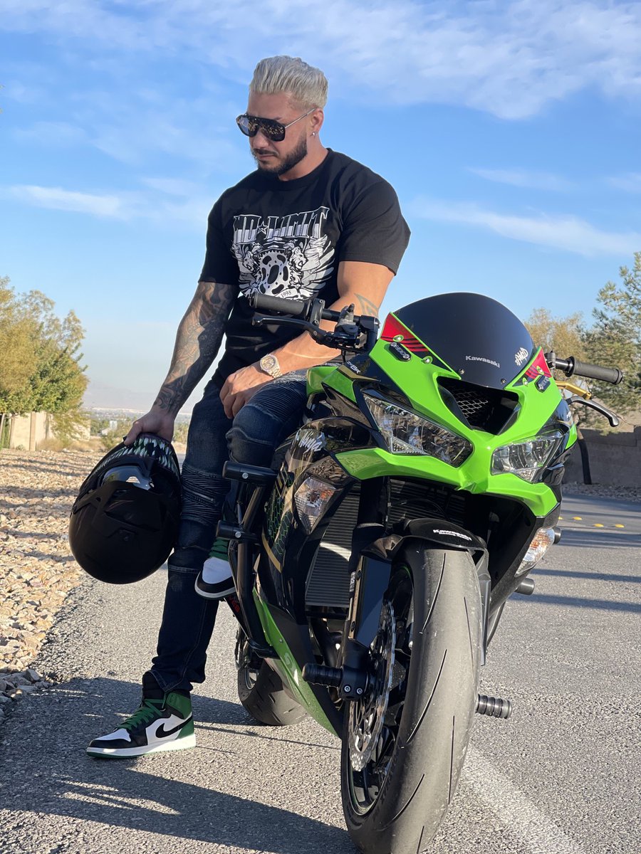 DJPaulyD's tweet image. Who ever even heard of a blonde motorcycle stunting DJ 🤷🏽‍♂️🤷🏽‍♂️
