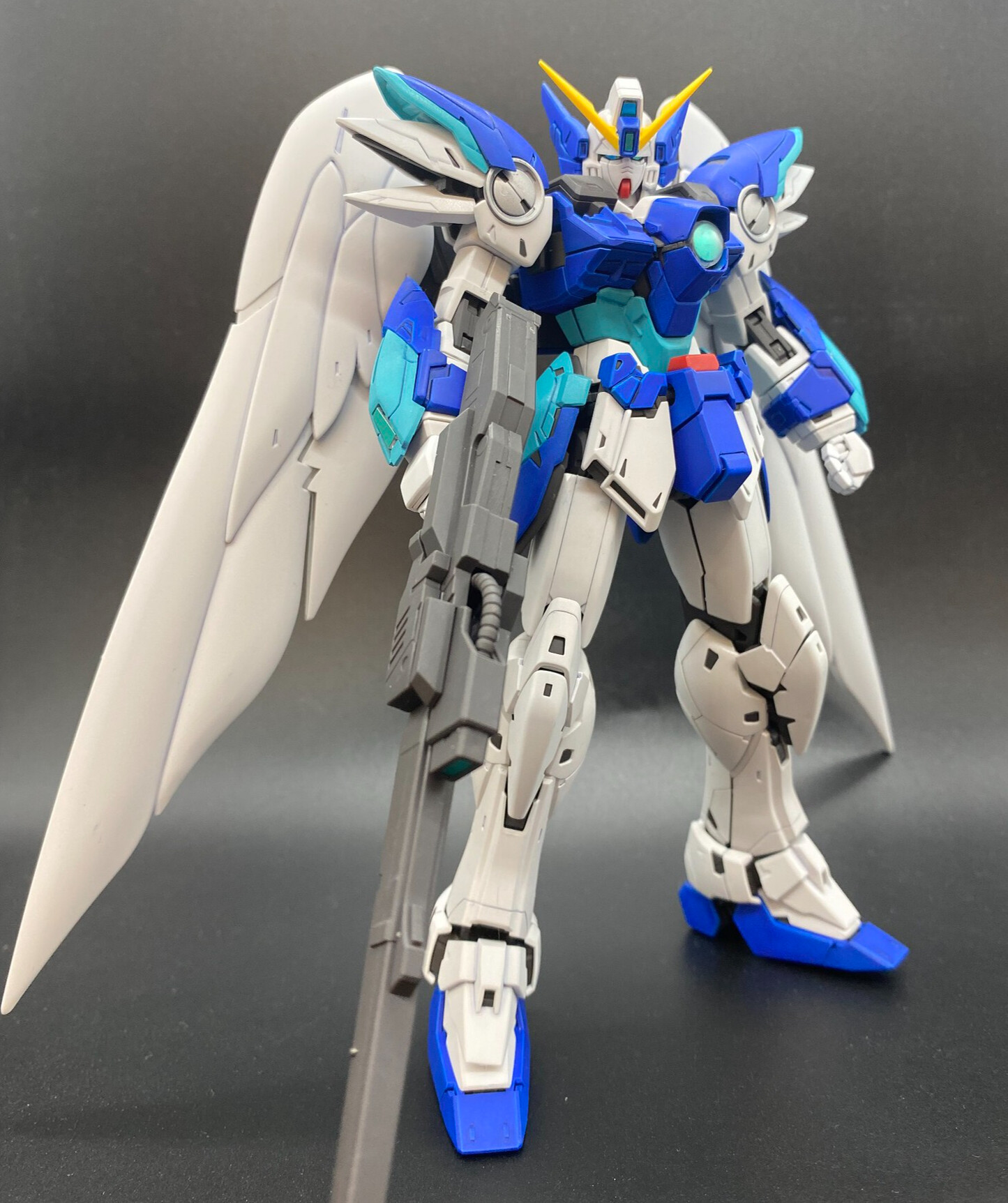 The Gundam Base 福岡店スタッフ作品 好評発売中の Mg 1 100 ウイングガンダムゼロew Ver Ka を幻の量産型をイメージして仕上げてみました 翼やアンテナを減らして各部を簡素化 ガンダムカラースプレー 等で部分塗装をしたのち ガンダムマーカー