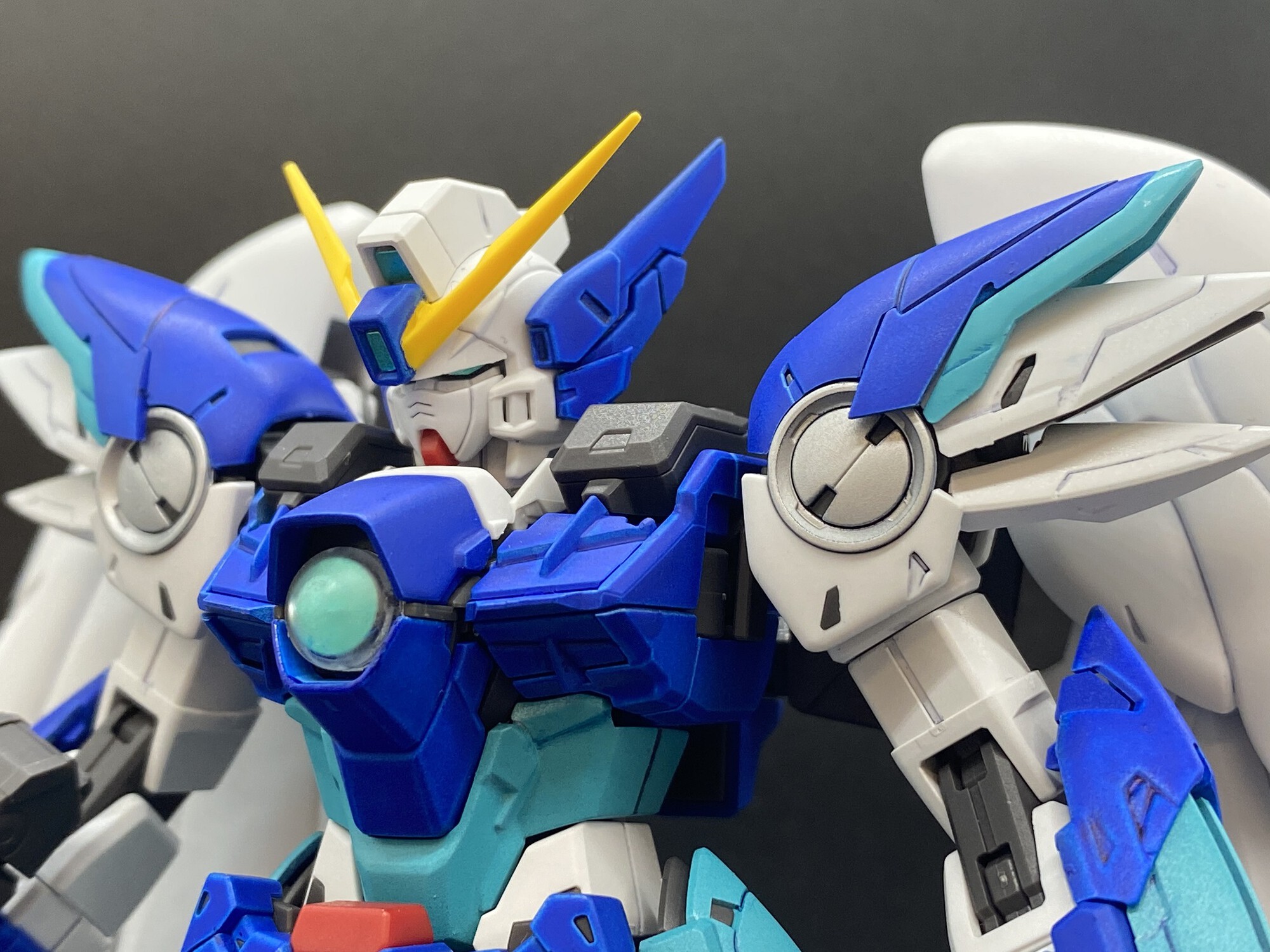 The Gundam Base 福岡店スタッフ作品 好評発売中の Mg 1 100 ウイングガンダムゼロew Ver Ka を幻の量産型をイメージして仕上げてみました 翼やアンテナを減らして各部を簡素化 ガンダムカラースプレー 等で部分塗装をしたのち ガンダムマーカー