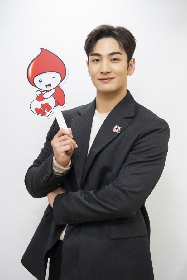 theseoulstory's tweet photo. NU'EST Baekho joined the 'Baekho Blood Donation Day' campaign

This campaign was to encourage more blood donation as there has been a decrease in blood donations due to COVID-19

Source: https://t.co/6MC3BWVS3O https://t.co/p1hL0ySpRG