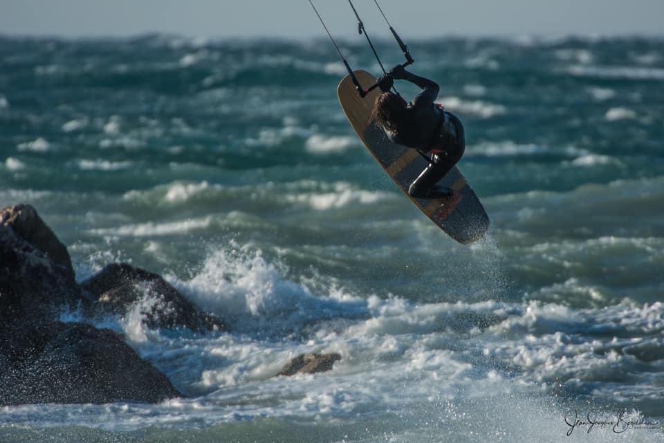 MassiliaKite's tweet photo. [ 💨 𝗘́𝗤𝗨𝗜𝗟𝗜𝗕𝗥𝗘 𝗘𝗧 𝗠𝗜𝗦𝗧𝗥𝗔𝗟 ]
Les conditions on été dantesques sur le Spot Kitesurf Marseille ce 9 Décembre 2020 ! L'occasion pour les Riders Locaux de montrer leurs "Skills" en Strapless... On vous laisse admirer ! 
🙏 Photo : https://t.co/X93jr5XXJd https://t.co/3zAyHhtKLR