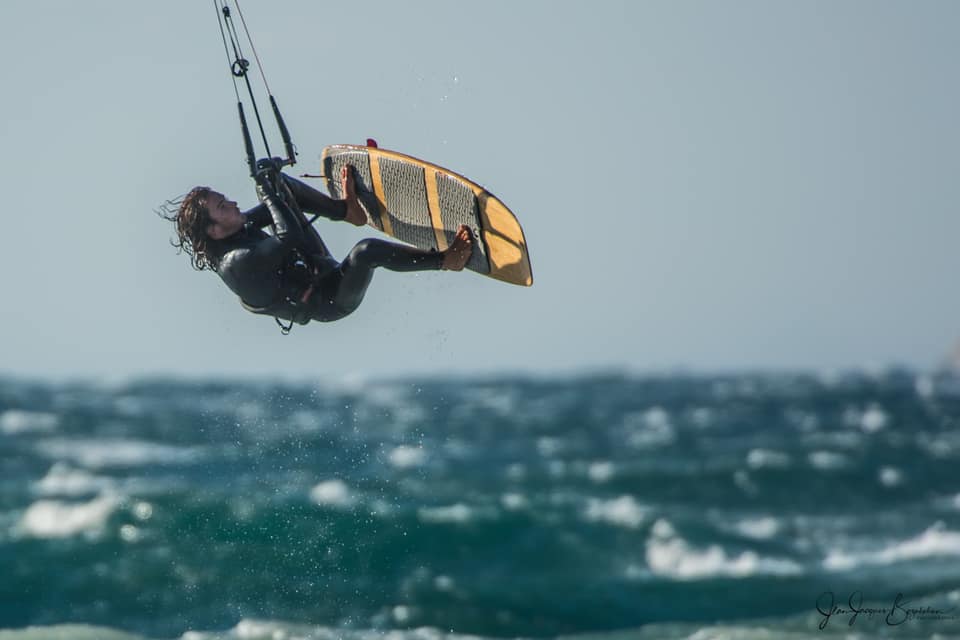 MassiliaKite's tweet photo. [ 💨 𝗘́𝗤𝗨𝗜𝗟𝗜𝗕𝗥𝗘 𝗘𝗧 𝗠𝗜𝗦𝗧𝗥𝗔𝗟 ]
Les conditions on été dantesques sur le Spot Kitesurf Marseille ce 9 Décembre 2020 ! L'occasion pour les Riders Locaux de montrer leurs "Skills" en Strapless... On vous laisse admirer ! 
🙏 Photo : https://t.co/X93jr5XXJd https://t.co/3zAyHhtKLR