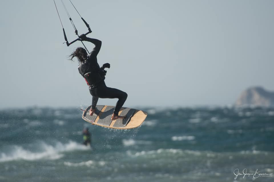 MassiliaKite's tweet photo. [ 💨 𝗘́𝗤𝗨𝗜𝗟𝗜𝗕𝗥𝗘 𝗘𝗧 𝗠𝗜𝗦𝗧𝗥𝗔𝗟 ]
Les conditions on été dantesques sur le Spot Kitesurf Marseille ce 9 Décembre 2020 ! L'occasion pour les Riders Locaux de montrer leurs "Skills" en Strapless... On vous laisse admirer ! 
🙏 Photo : https://t.co/X93jr5XXJd https://t.co/3zAyHhtKLR