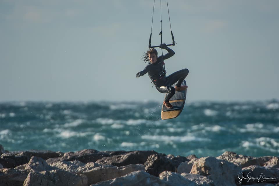MassiliaKite's tweet photo. [ 💨 𝗘́𝗤𝗨𝗜𝗟𝗜𝗕𝗥𝗘 𝗘𝗧 𝗠𝗜𝗦𝗧𝗥𝗔𝗟 ]
Les conditions on été dantesques sur le Spot Kitesurf Marseille ce 9 Décembre 2020 ! L'occasion pour les Riders Locaux de montrer leurs "Skills" en Strapless... On vous laisse admirer ! 
🙏 Photo : https://t.co/X93jr5XXJd https://t.co/3zAyHhtKLR