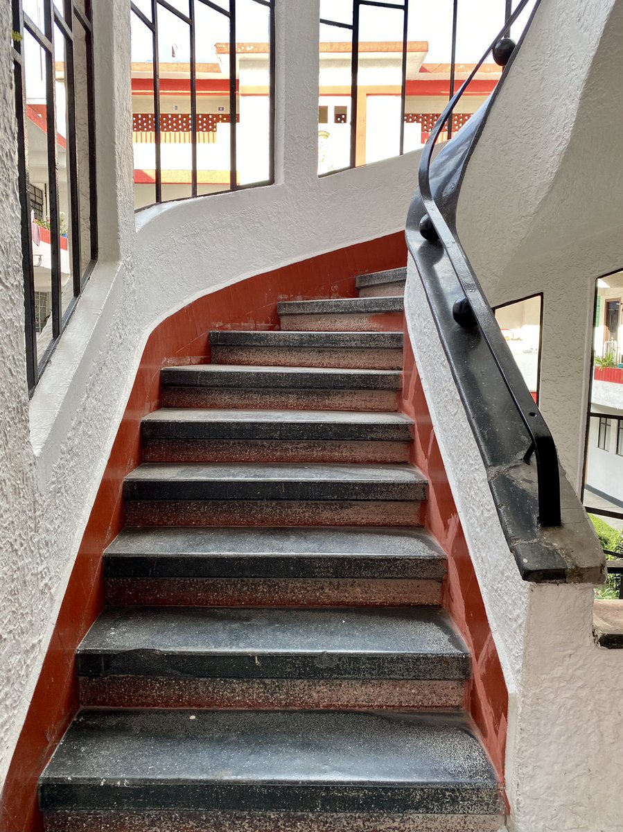 ExaArq's tweet photo. Edificio Martí, por el Arq. Francisco J. Serrano en 1933 en la Colonia Escandón. #ArtDéco https://t.co/WRtYitZZVc
