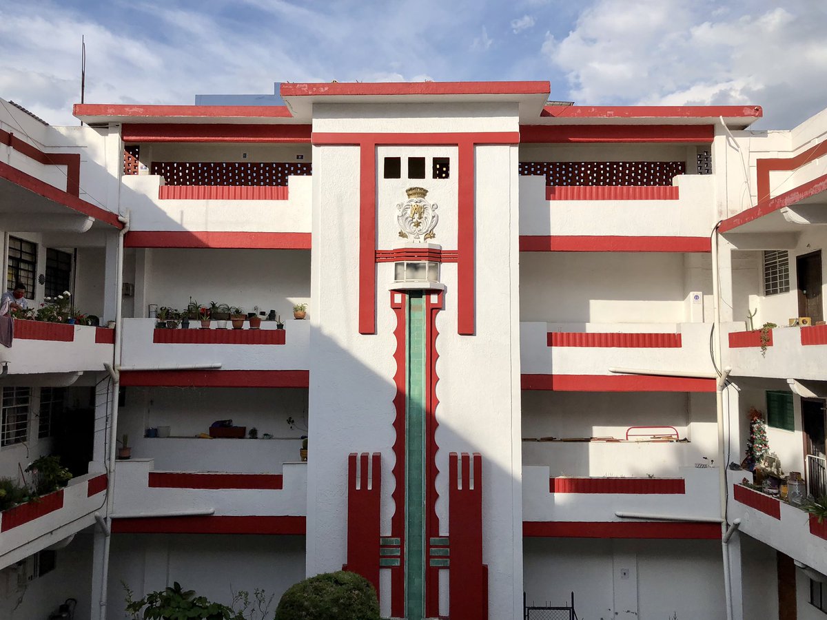 ExaArq's tweet photo. Edificio Martí, por el Arq. Francisco J. Serrano en 1933 en la Colonia Escandón. #ArtDéco https://t.co/WRtYitZZVc